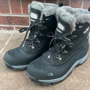 North Face waterproof insulated snow boots size 9.5